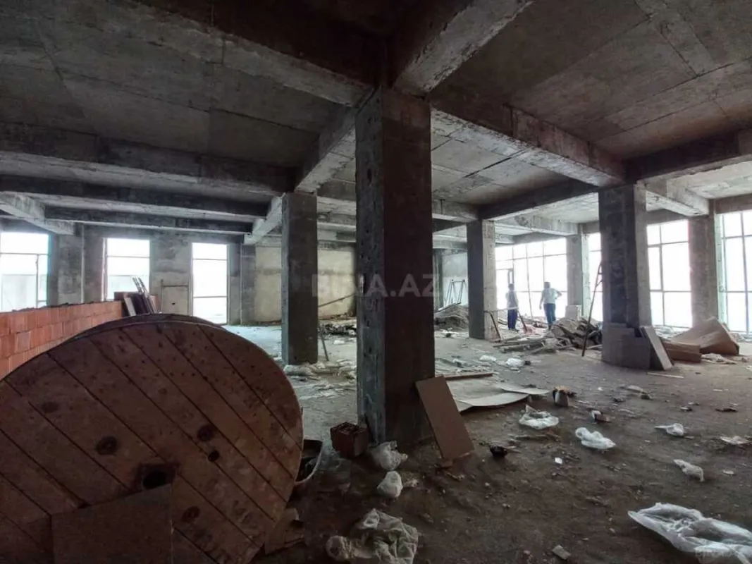 Satılır obyekt 305 m²