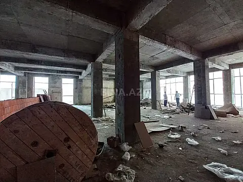 Satılır obyekt 305 m²