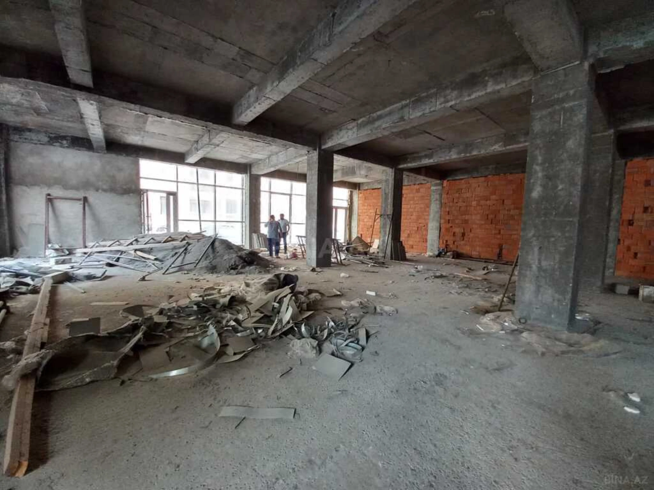 Satılır obyekt 305 m²