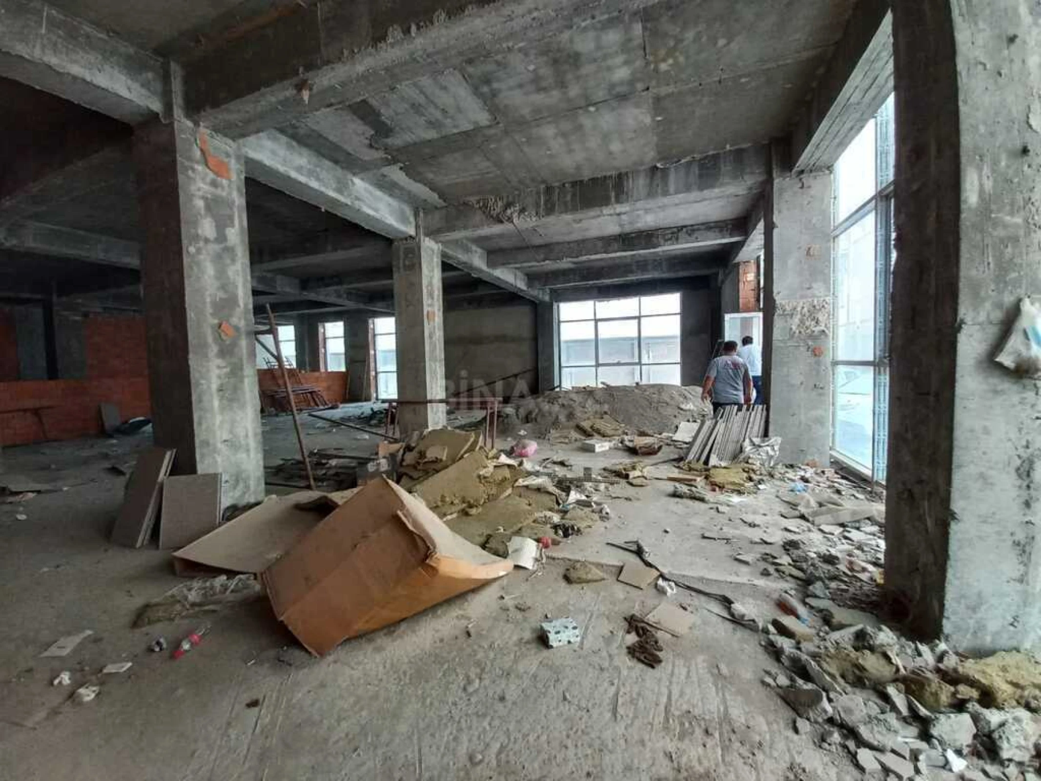 Satılır obyekt 305 m²