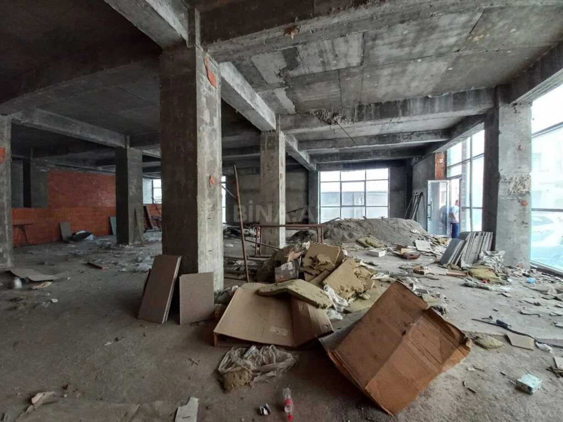 Satılır obyekt 305 m²