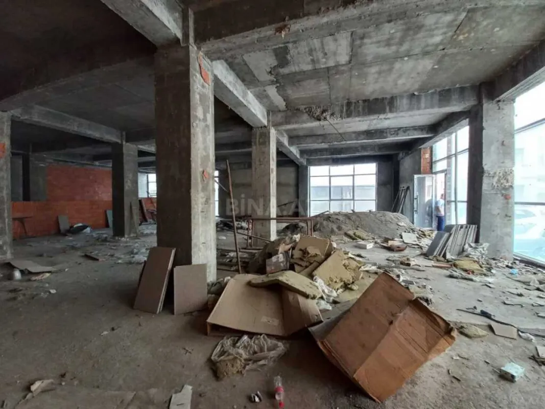 Satılır obyekt 305 m²