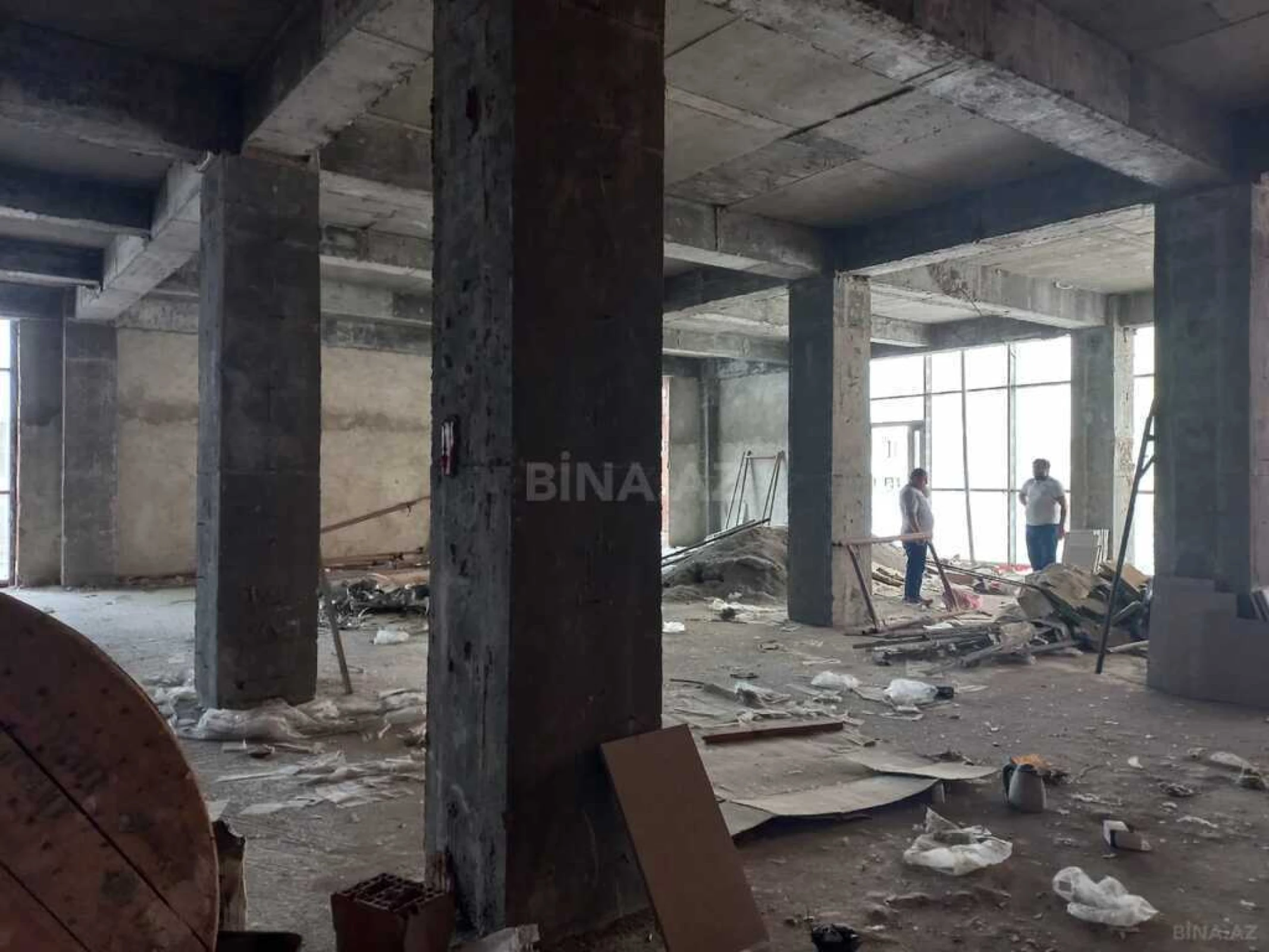 Satılır obyekt 305 m²