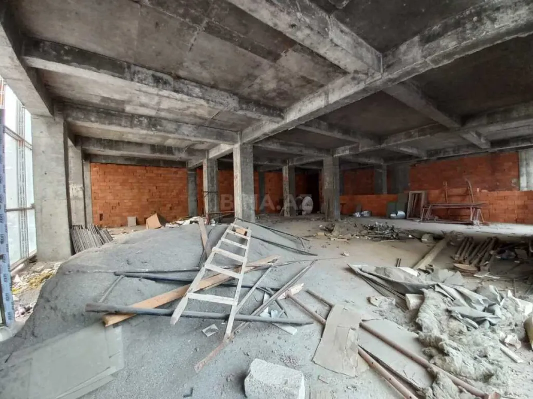 Satılır obyekt 305 m²