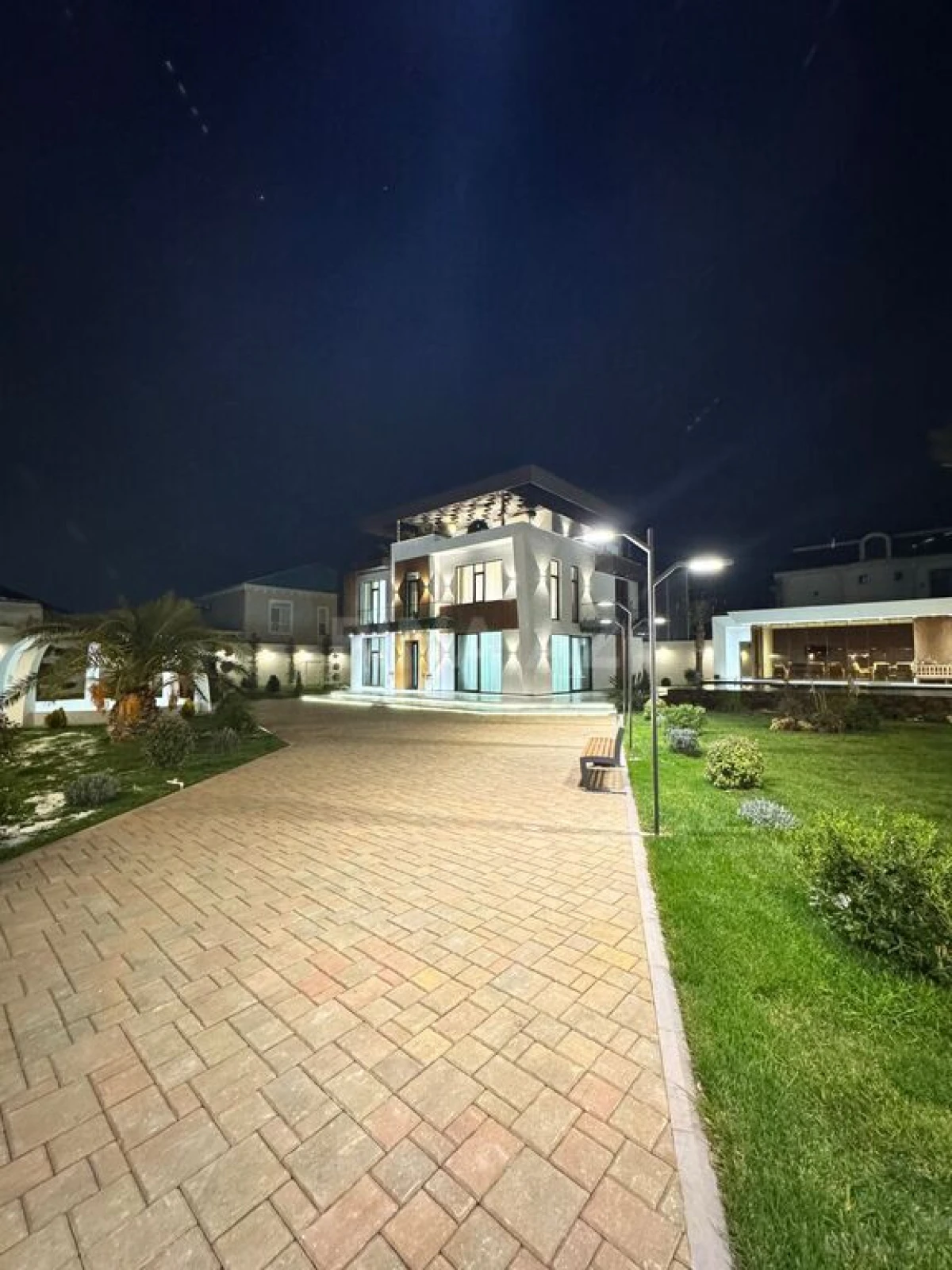 Satılır 7 otaqlı həyət evi 500 m²