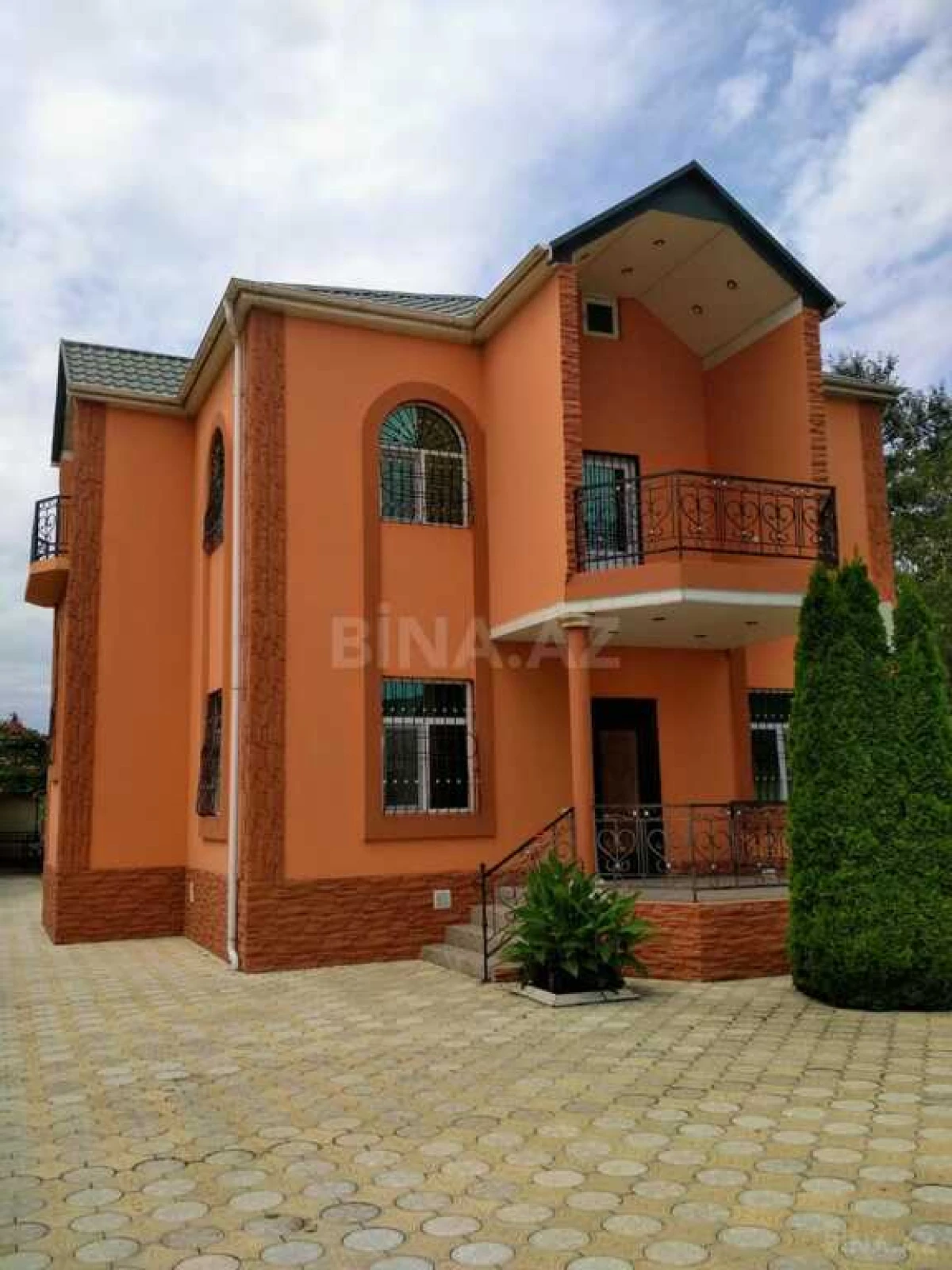 Satılır 7 otaqlı həyət evi 300 m²