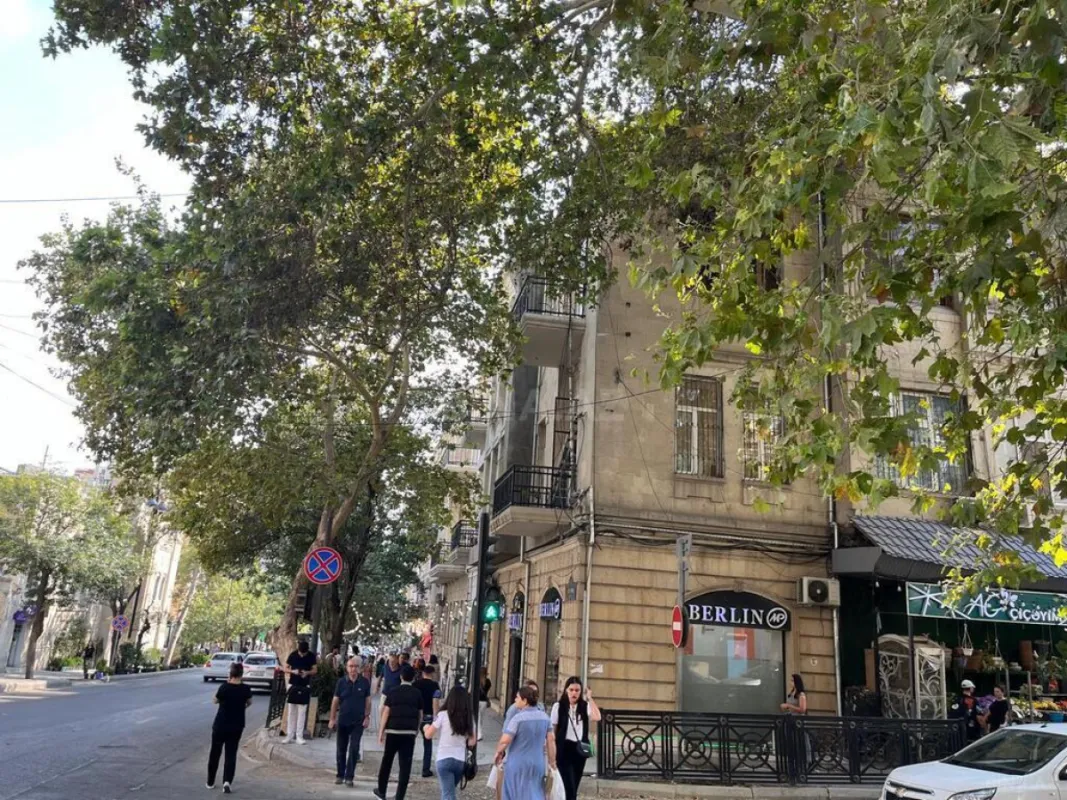 Satılır 4 otaqlı mənzil 175 m²