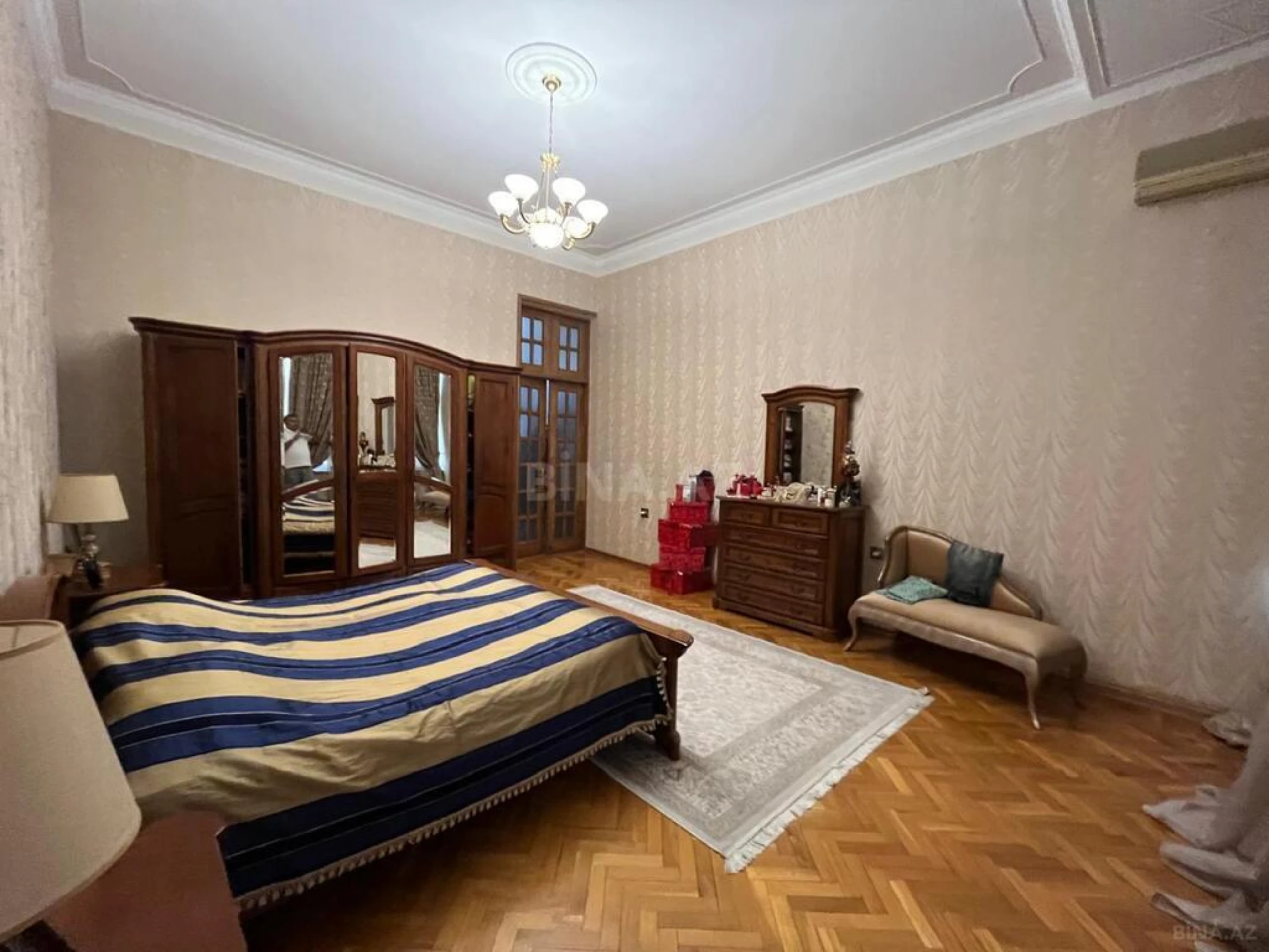 Satılır 4 otaqlı mənzil 175 m²