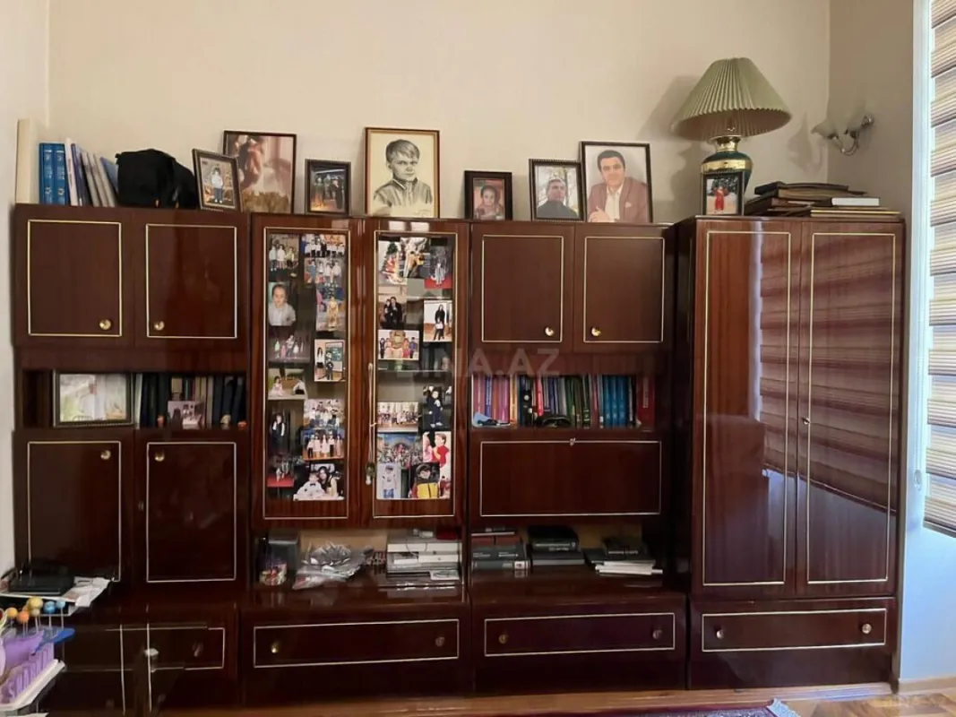 Satılır 4 otaqlı mənzil 175 m²