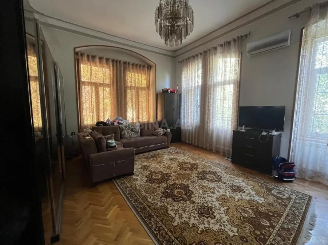 Satılır 4 otaqlı mənzil 175 m²