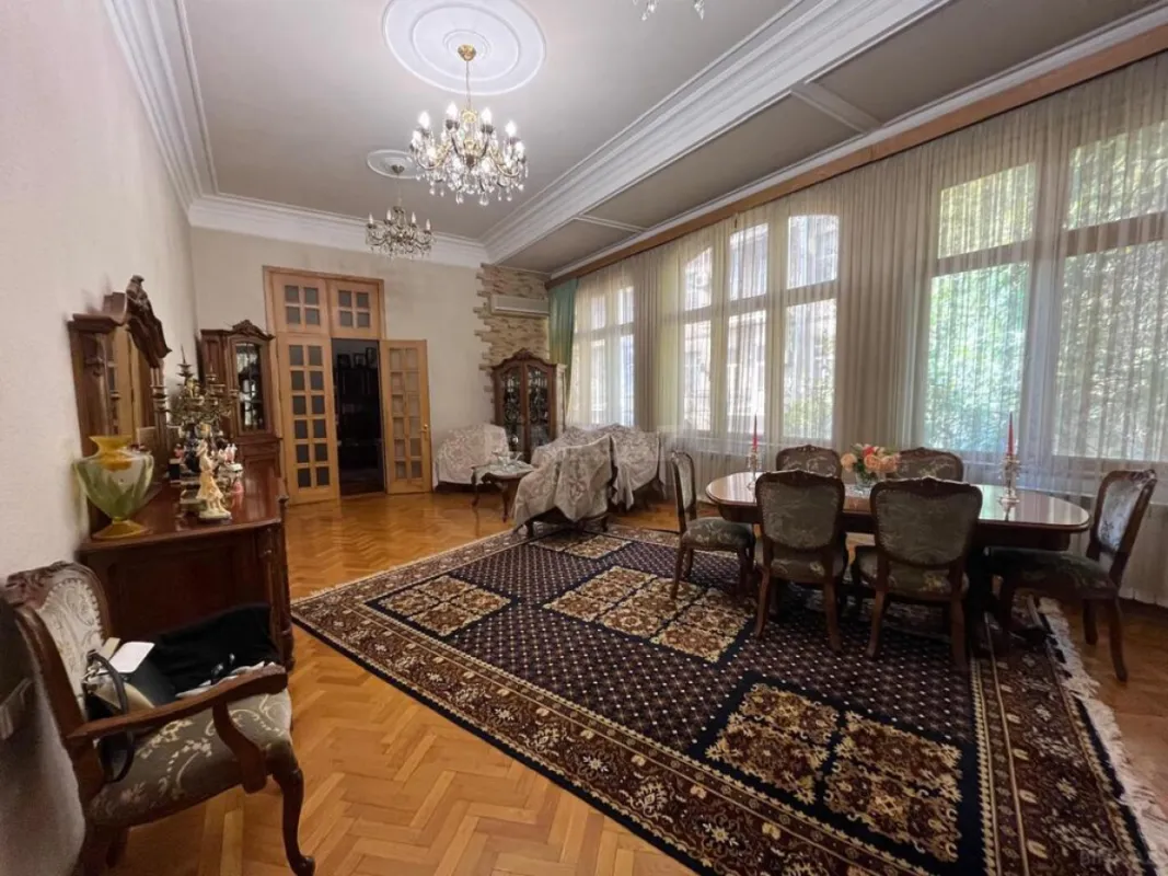 Satılır 4 otaqlı mənzil 175 m²