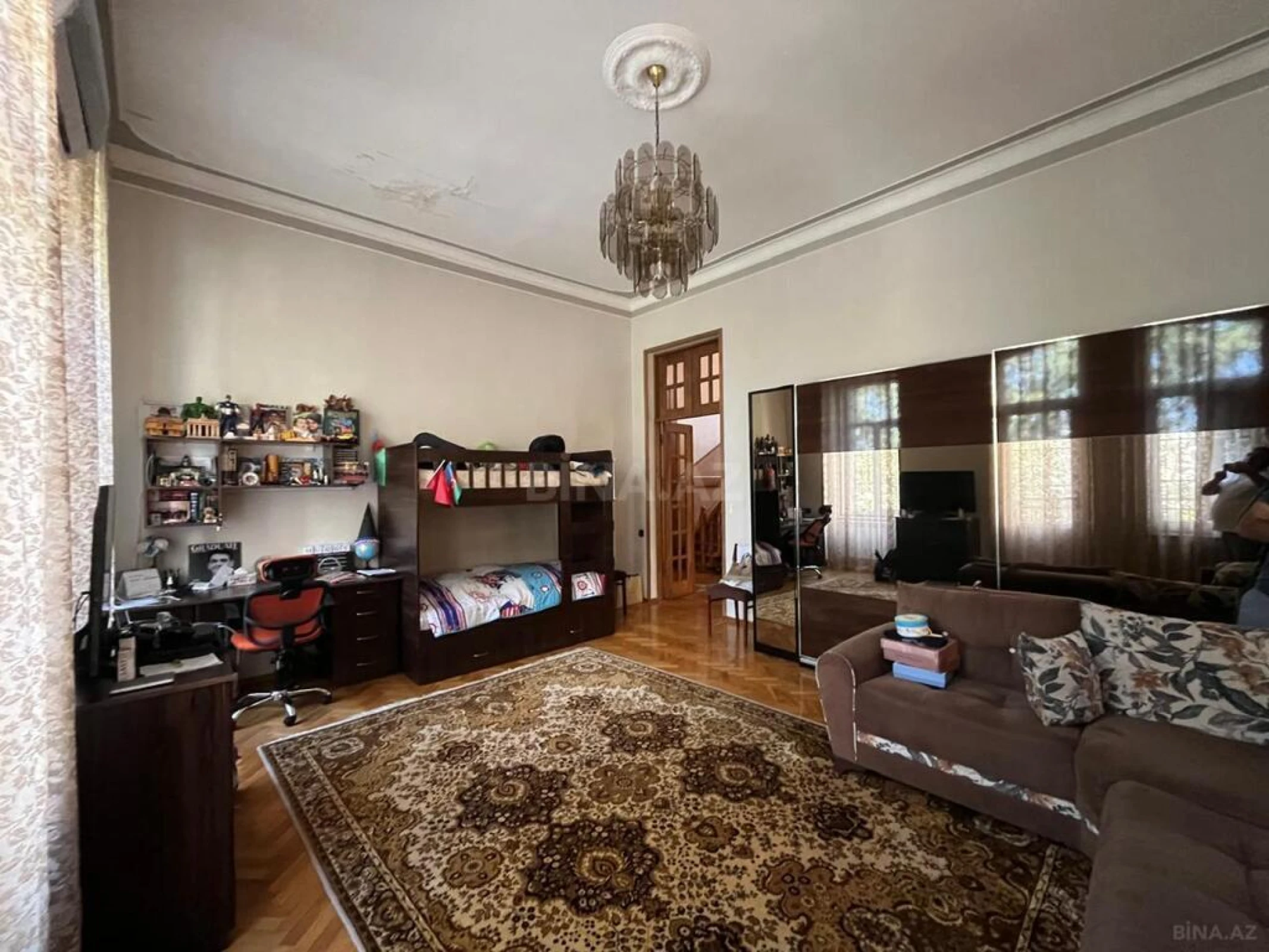 Satılır 4 otaqlı mənzil 175 m²