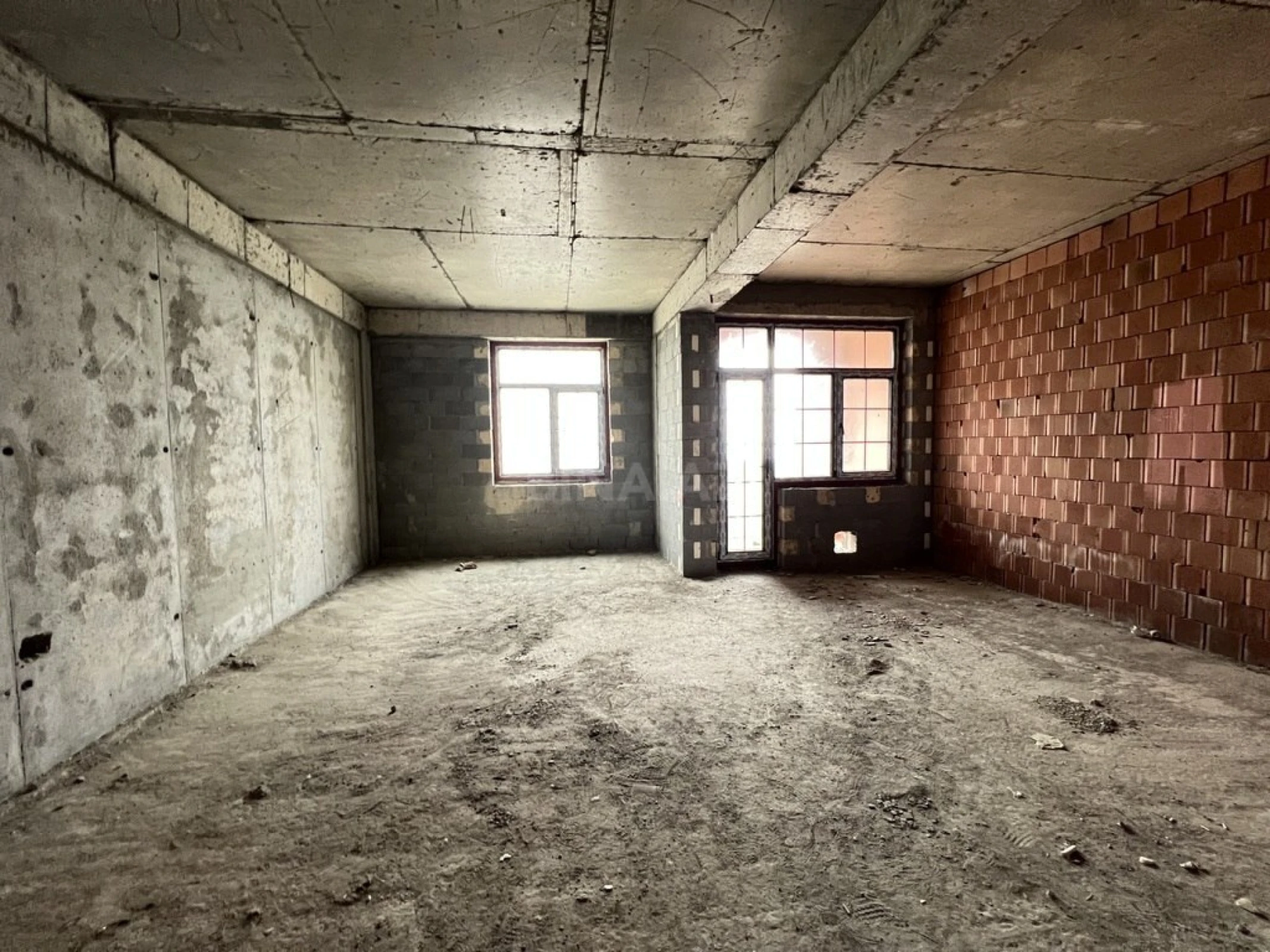 Satılır 4 otaqlı mənzil 174 m²