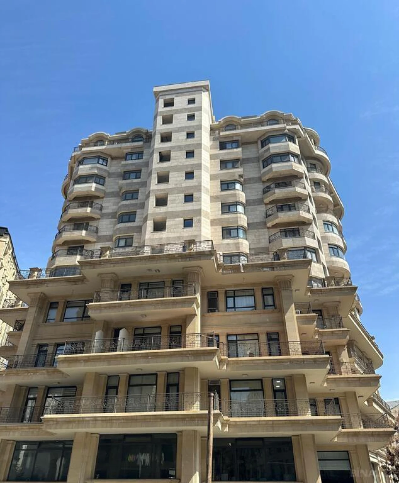 Satılır 5 otaqlı mənzil 210 m²