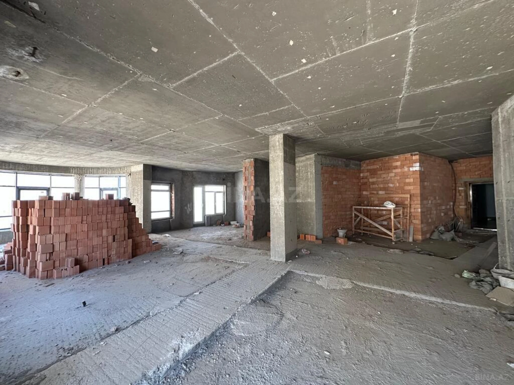 Satılır 5 otaqlı mənzil 210 m²