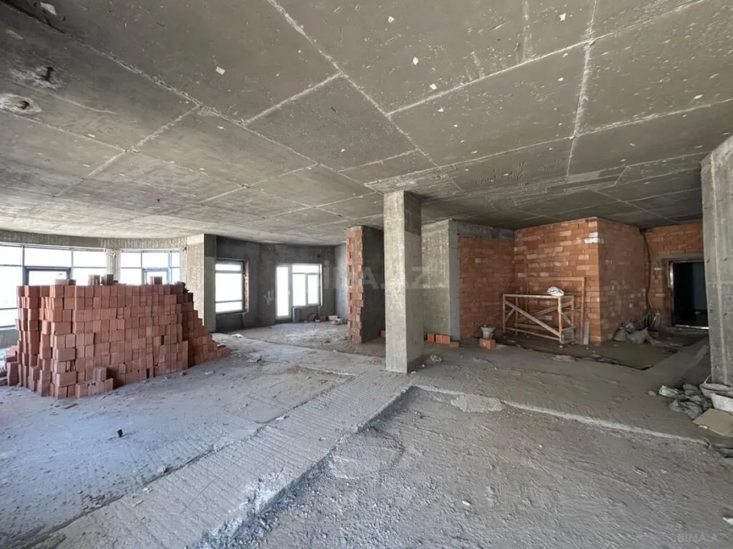 Satılır 5 otaqlı mənzil 210 m²