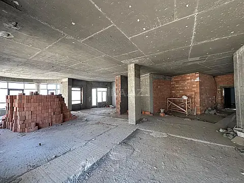 Satılır 5 otaqlı mənzil 210 m²