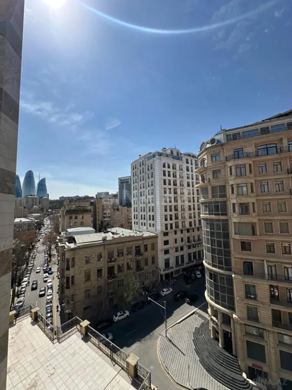 Satılır 5 otaqlı mənzil 210 m²