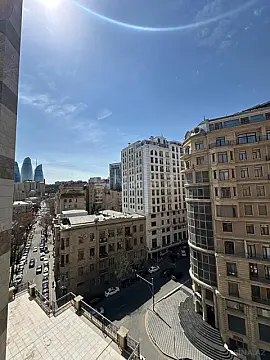 Satılır 5 otaqlı mənzil 210 m²