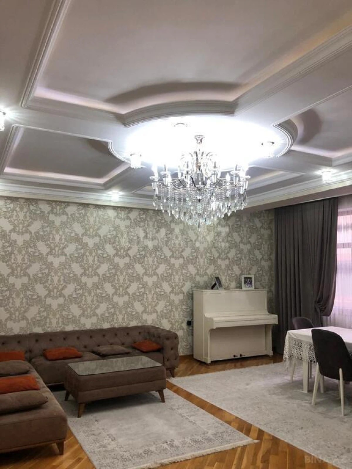 Satılır 5 otaqlı mənzil 180 m²