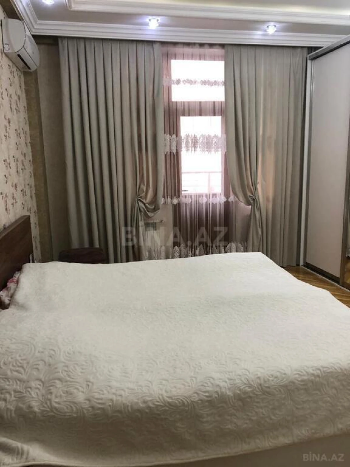 Satılır 5 otaqlı mənzil 180 m²