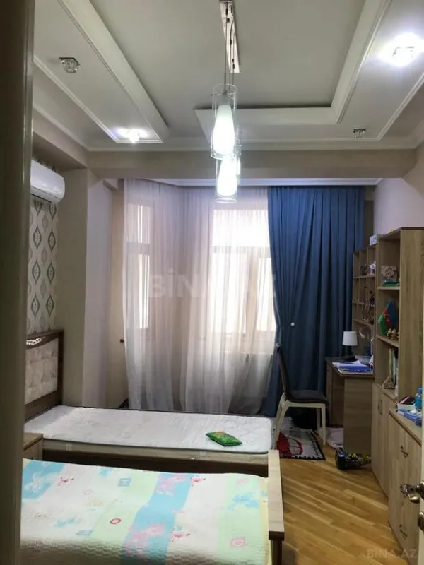Satılır 5 otaqlı mənzil 180 m²