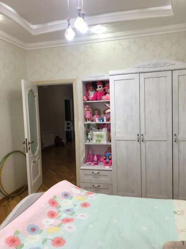 Satılır 5 otaqlı mənzil 180 m²