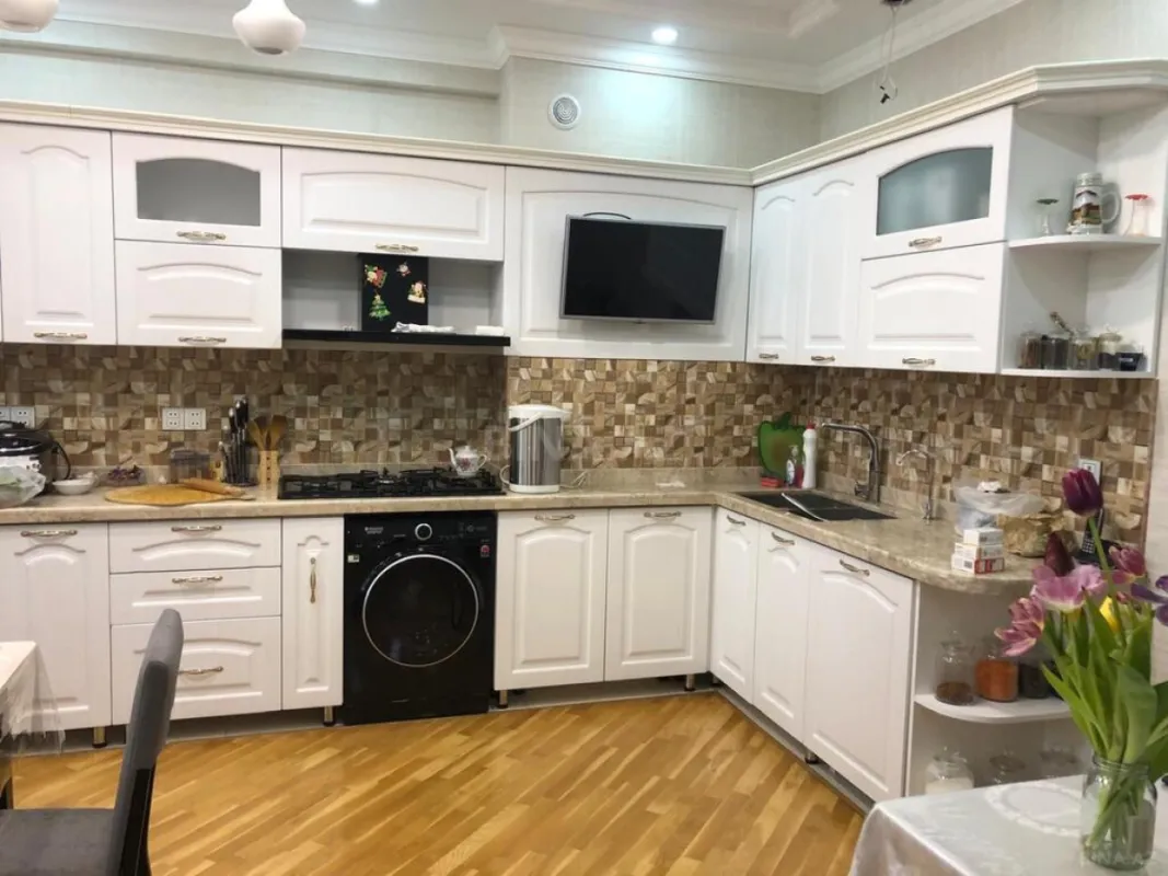 Satılır 5 otaqlı mənzil 180 m²