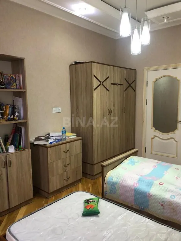 Satılır 5 otaqlı mənzil 180 m²