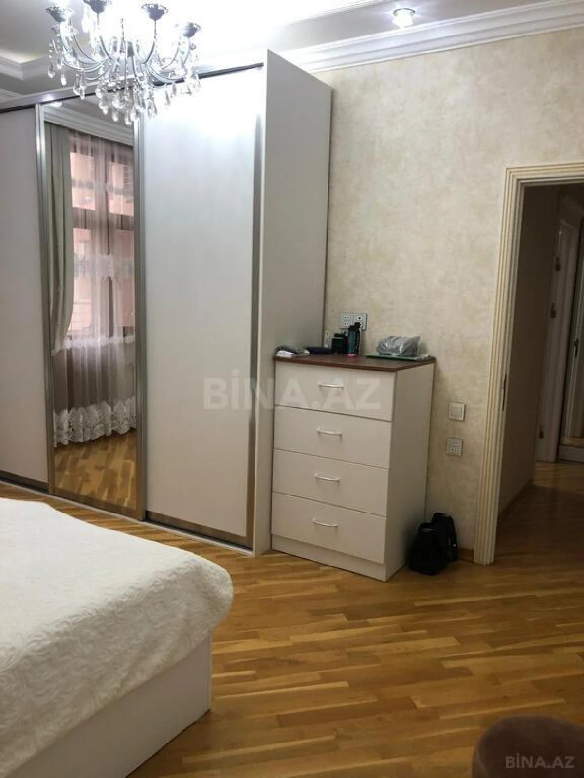 Satılır 5 otaqlı mənzil 180 m²
