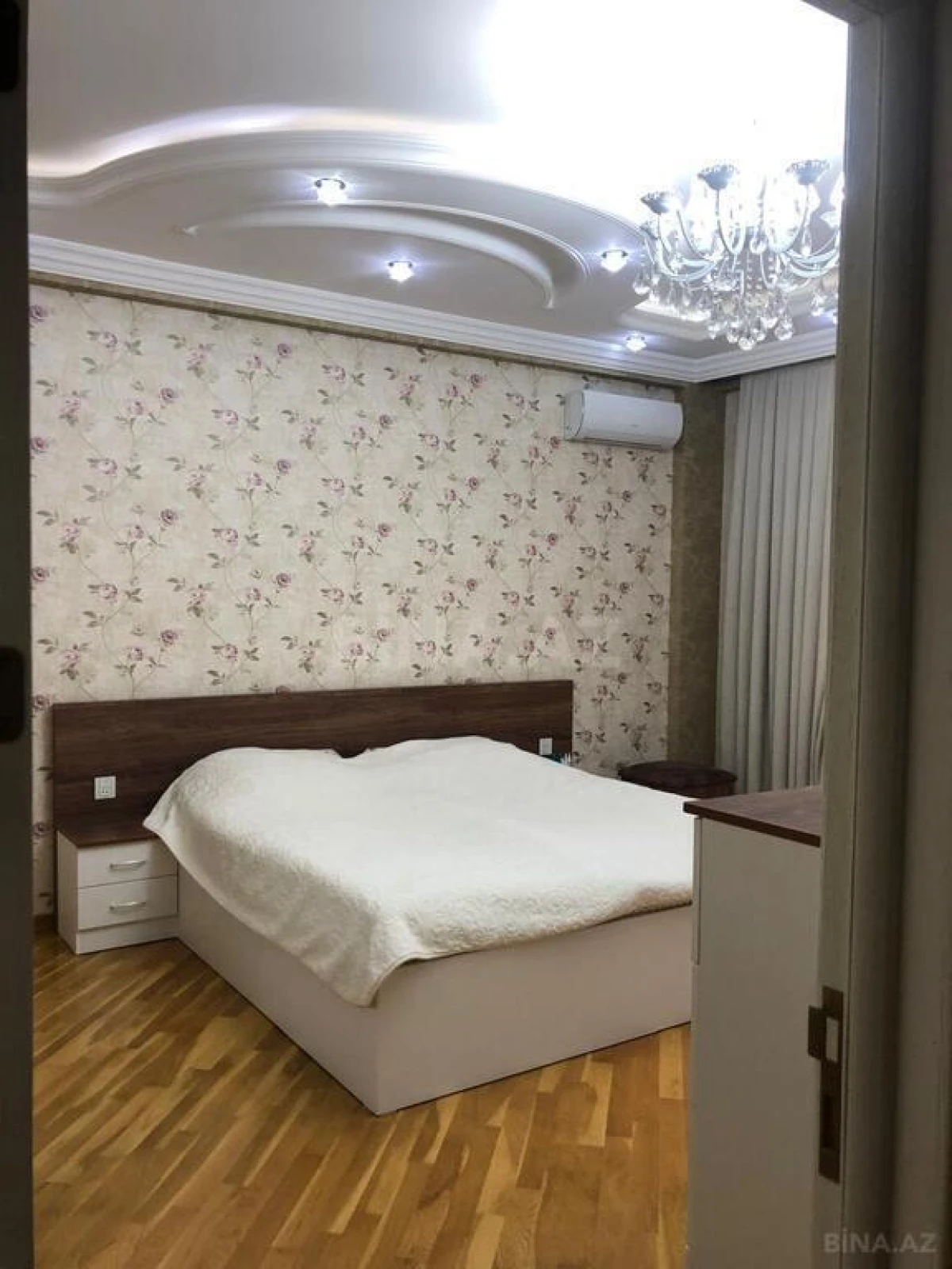 Satılır 5 otaqlı mənzil 180 m²
