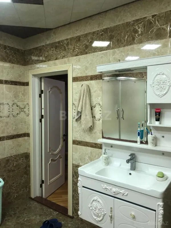 Satılır 5 otaqlı mənzil 180 m²