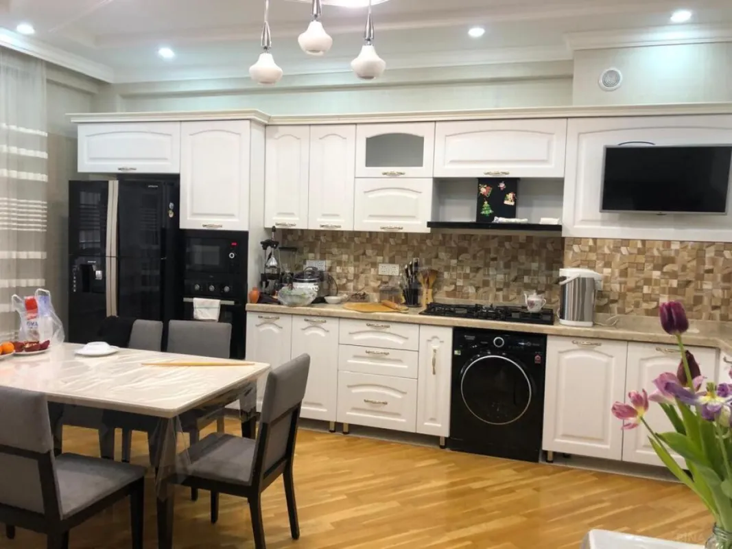 Satılır 5 otaqlı mənzil 180 m²