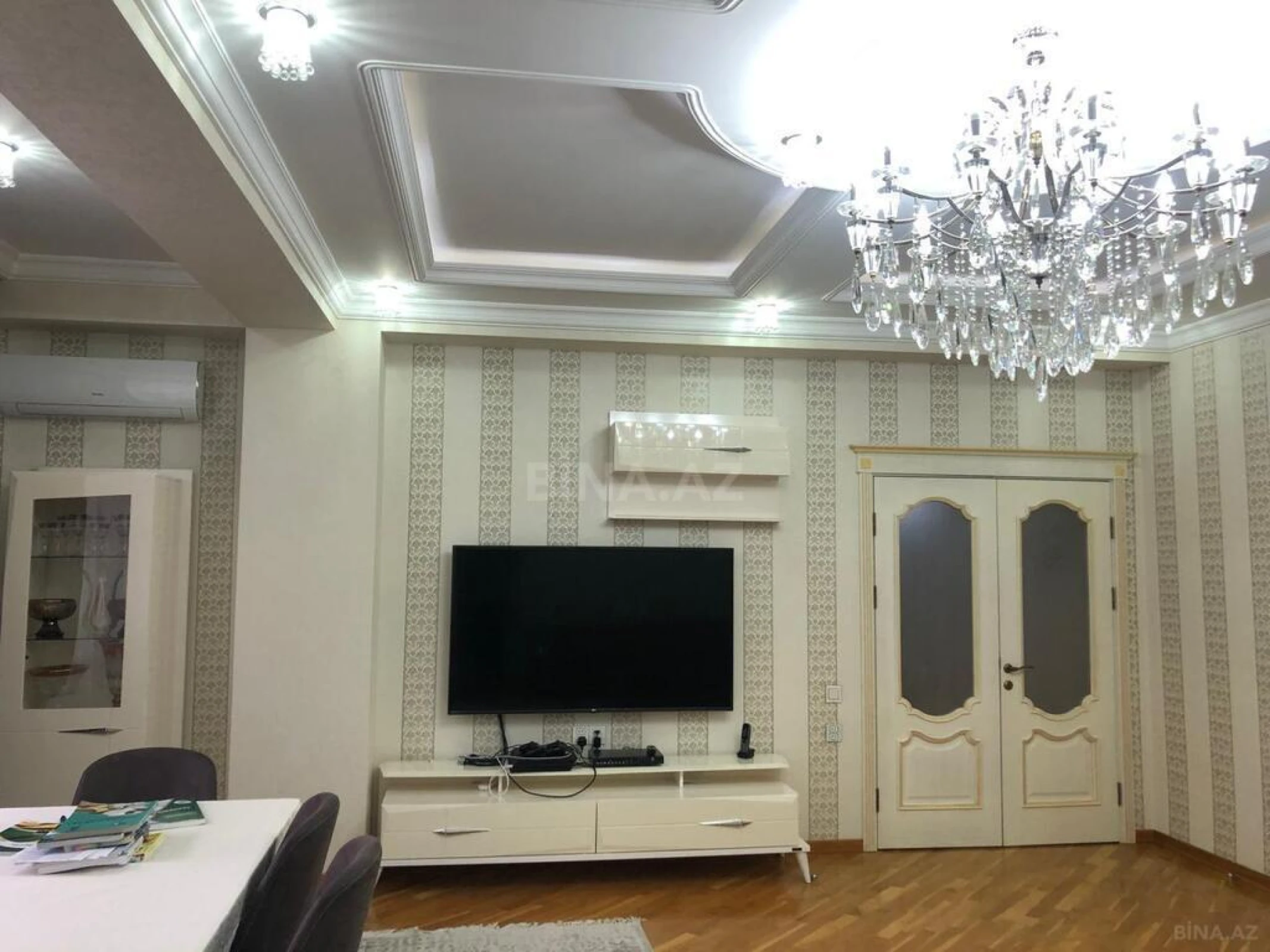 Satılır 5 otaqlı mənzil 180 m²