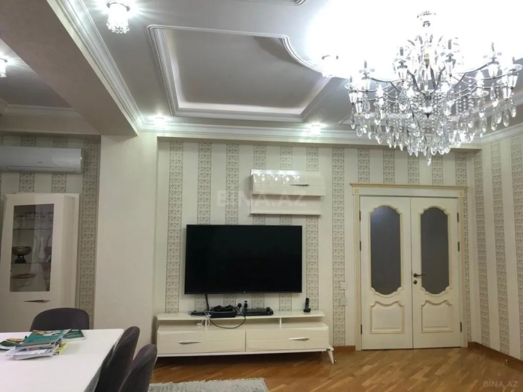 Satılır 5 otaqlı mənzil 180 m²