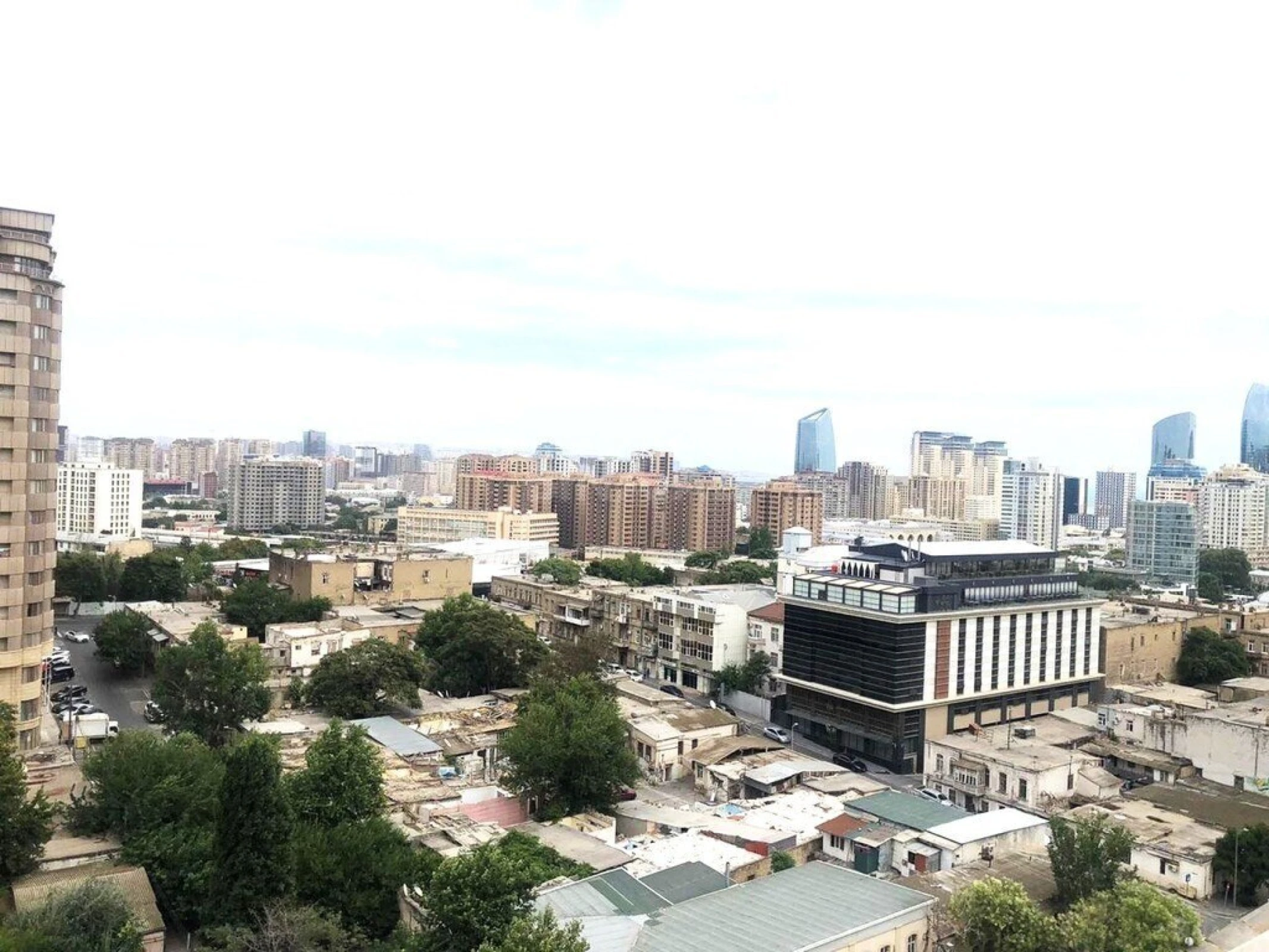 Satılır 4 otaqlı mənzil 196 m²