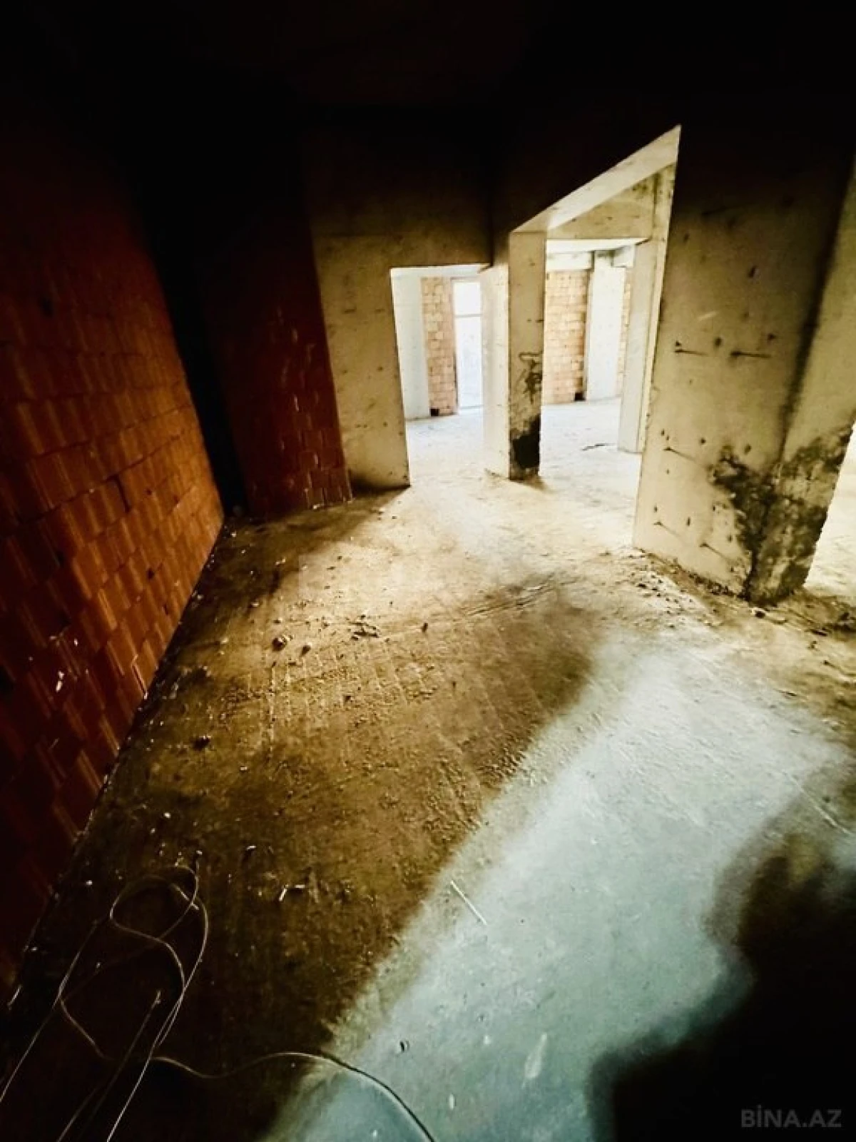 Satılır 4 otaqlı mənzil 196 m²