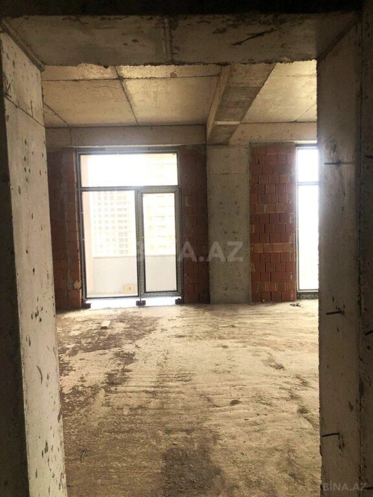 Satılır 4 otaqlı mənzil 196 m²