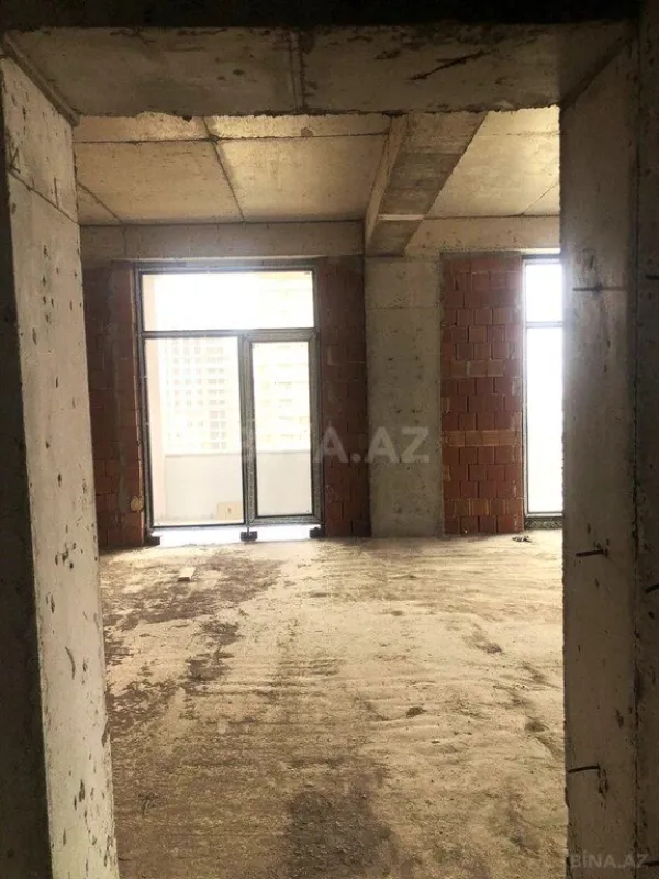 Satılır 4 otaqlı mənzil 196 m²