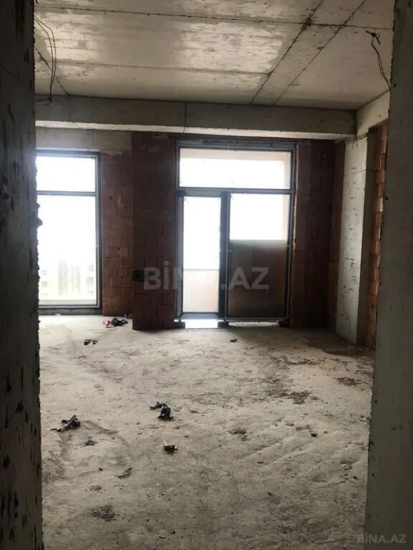 Satılır 4 otaqlı mənzil 196 m²