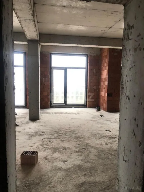 Satılır 4 otaqlı mənzil 196 m²