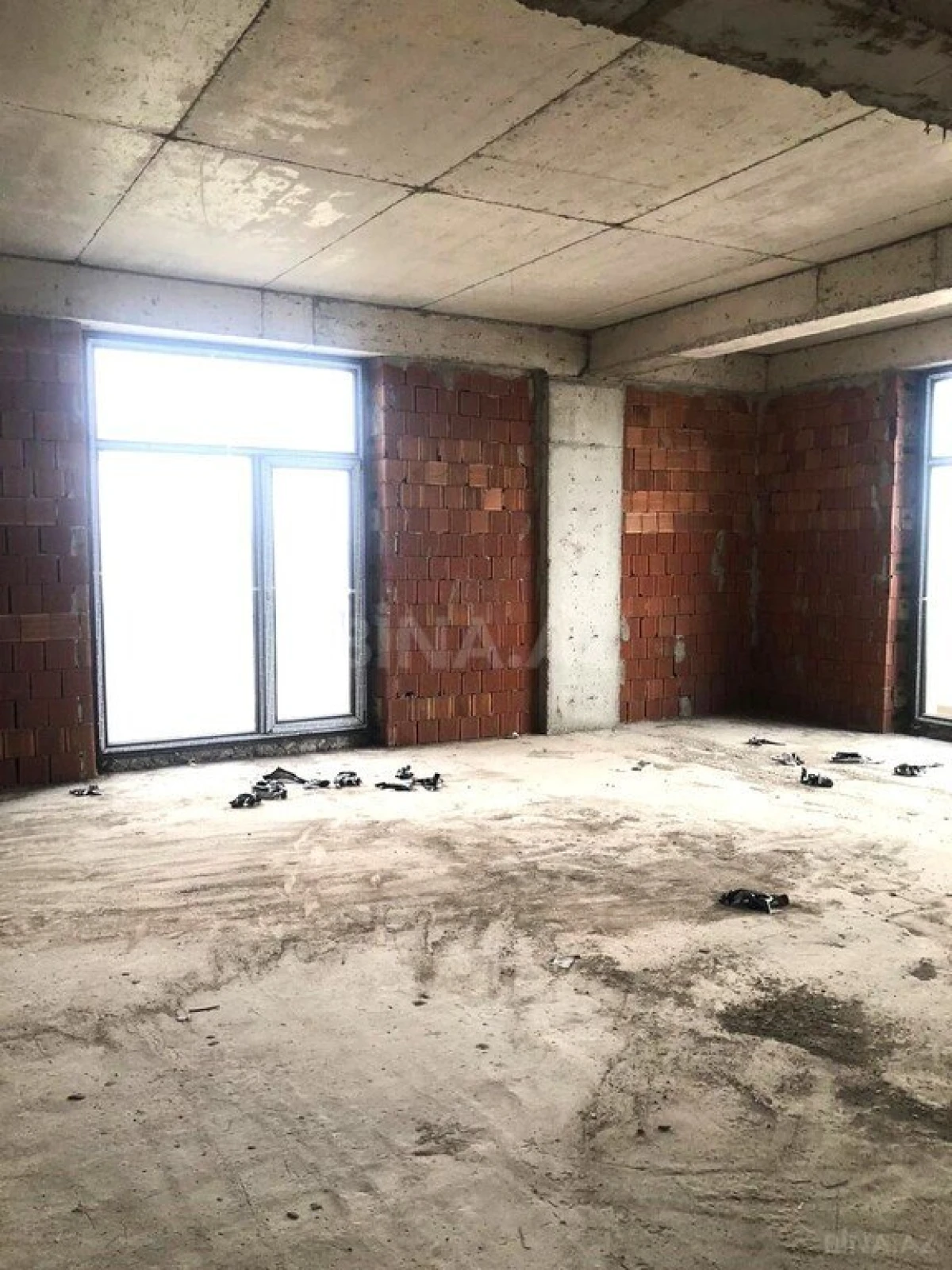 Satılır 4 otaqlı mənzil 196 m²