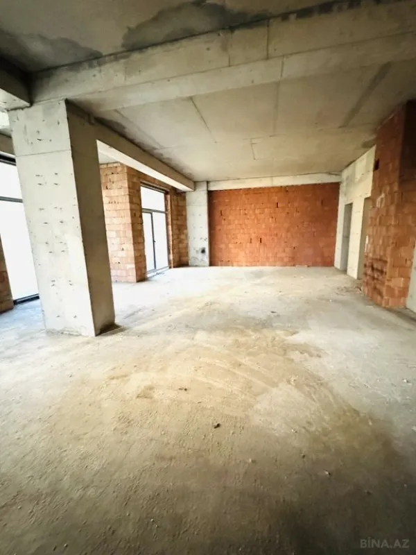 Satılır 4 otaqlı mənzil 196 m²