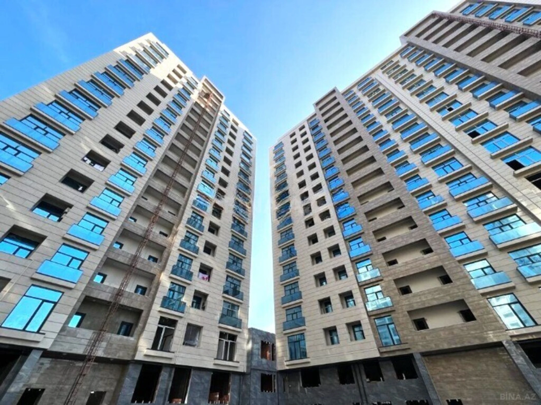 Satılır 4 otaqlı mənzil 196 m²