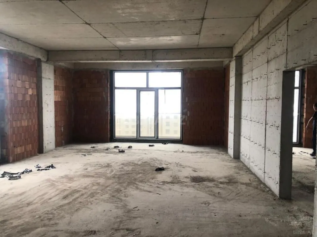 Satılır 4 otaqlı mənzil 196 m²