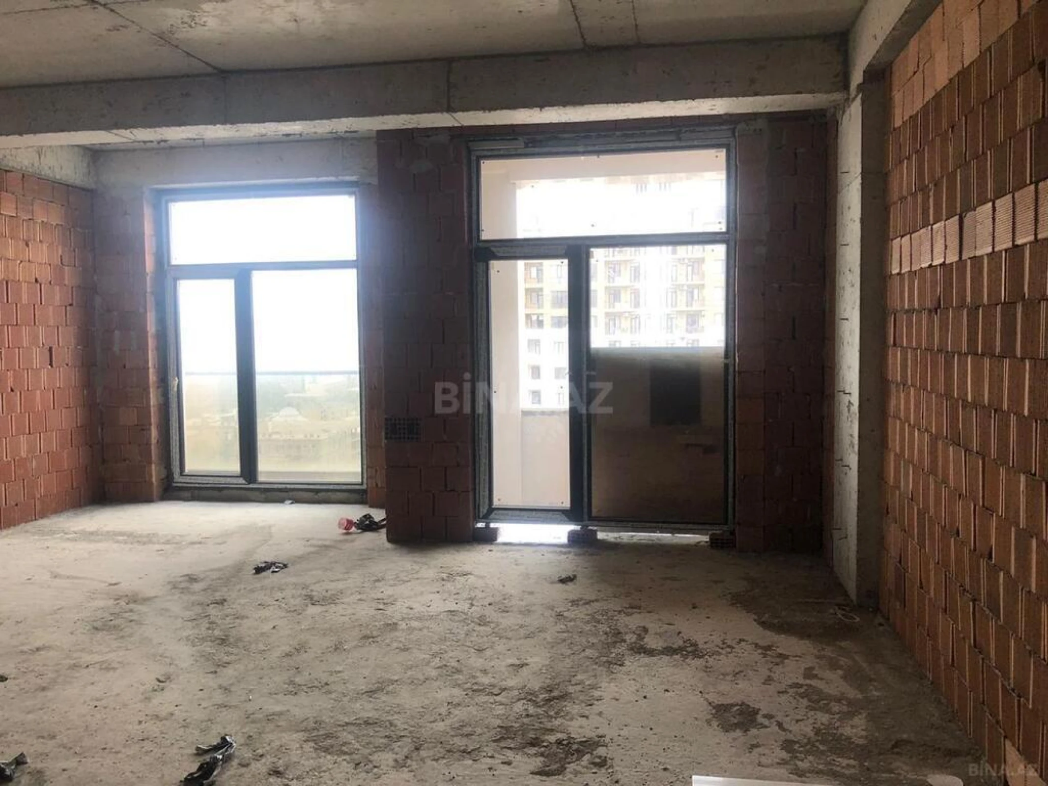 Satılır 4 otaqlı mənzil 196 m²