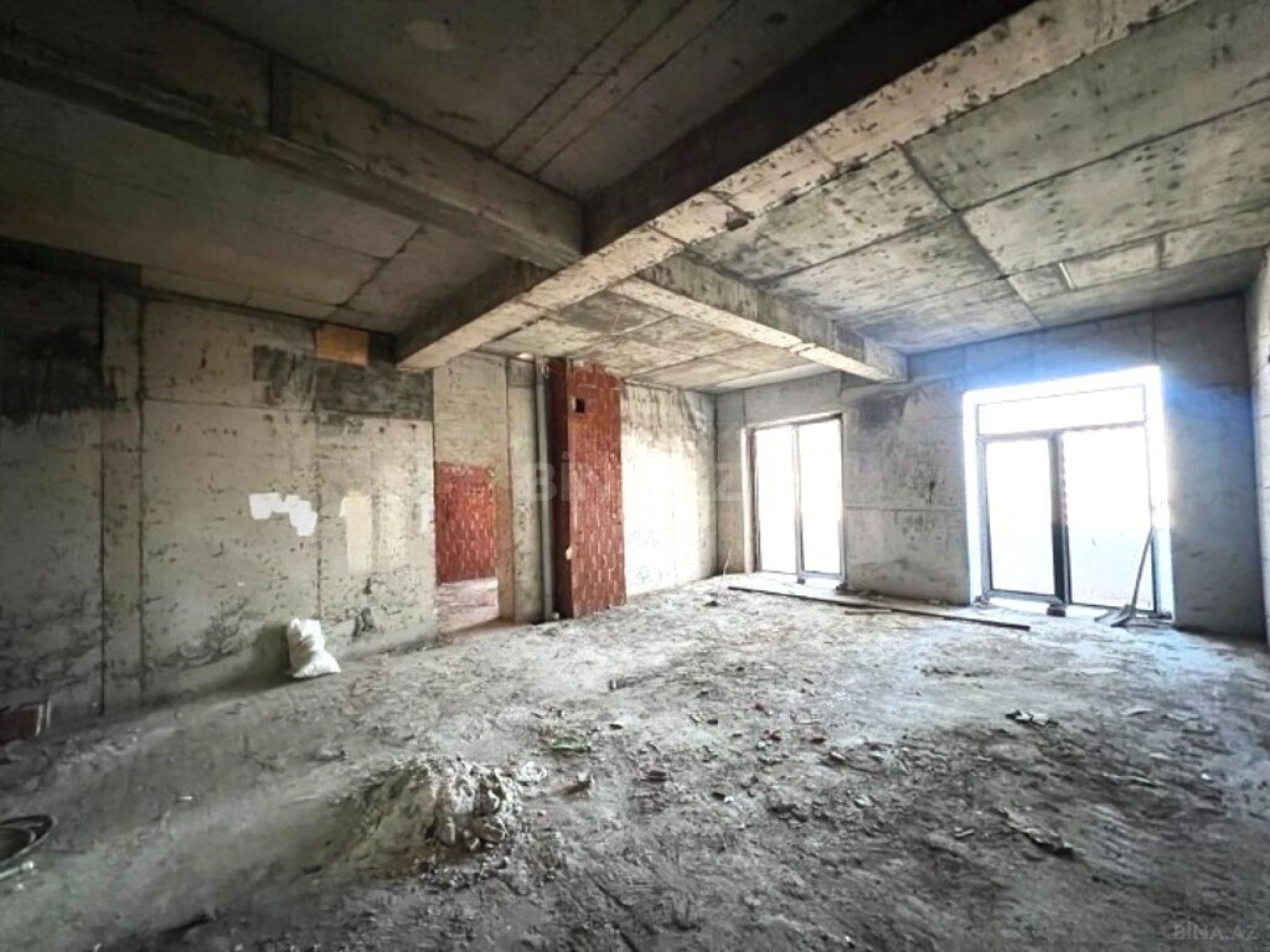 Satılır 4 otaqlı mənzil 196 m²