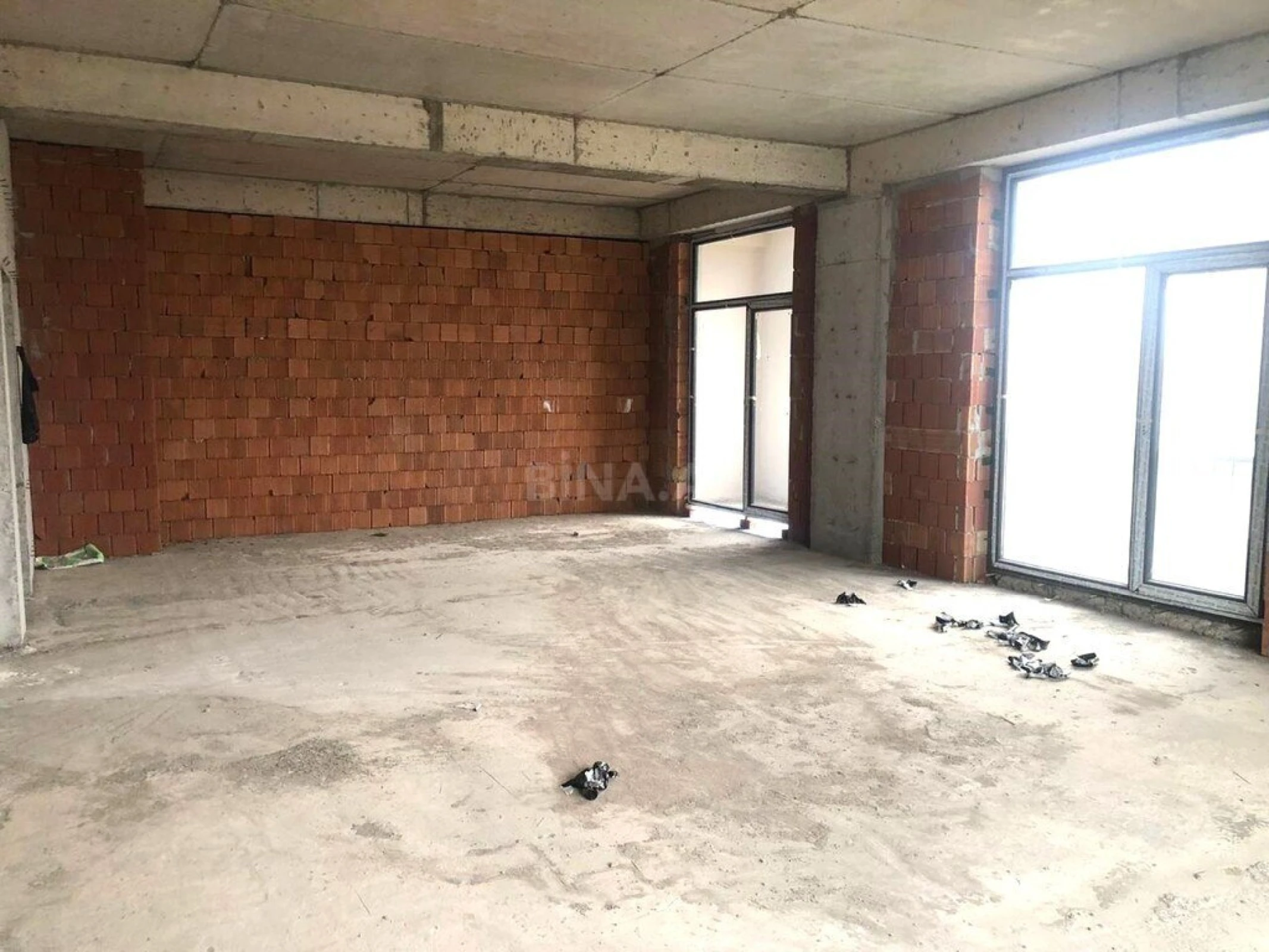 Satılır 4 otaqlı mənzil 196 m²