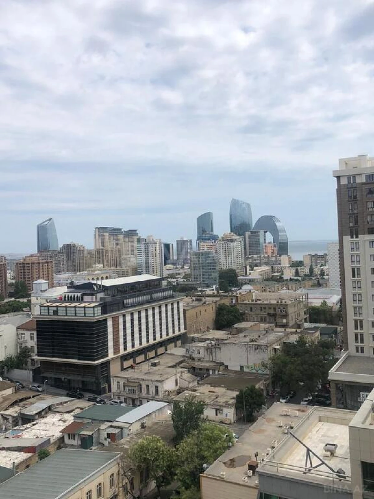 Satılır 4 otaqlı mənzil 196 m²