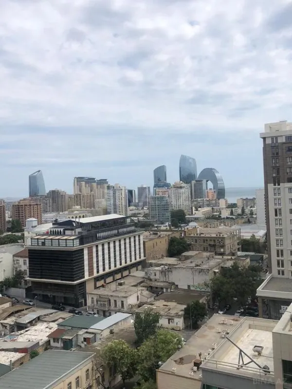 Satılır 4 otaqlı mənzil 196 m²